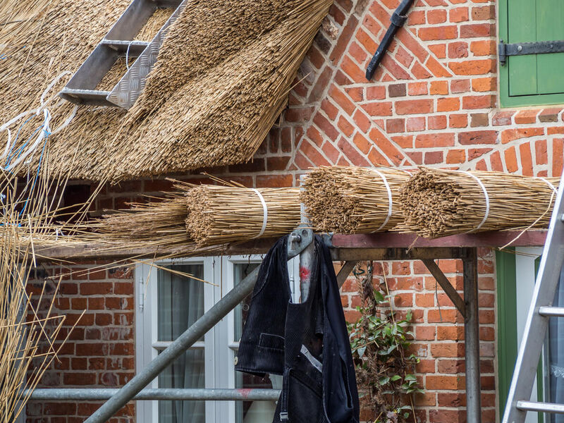 De voordelen van het moderniseren van uw oude rieten dak